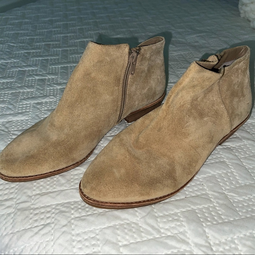 Gianni Bini tan booties